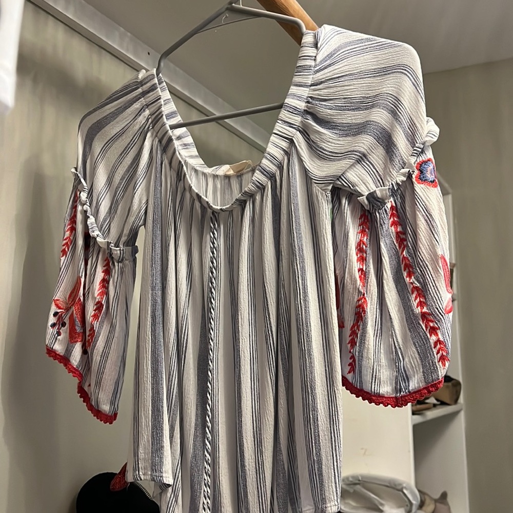 Off the shoulder Altrd State top
